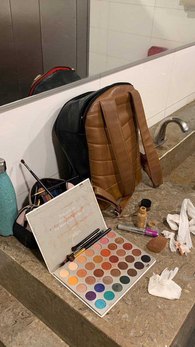lauracongolino's tweet photo. este momento de mi vida se llama: haciéndome full glam make up en el baño del aeropuerto porque llego directo a farrear https://t.co/5GHnMqp9EX