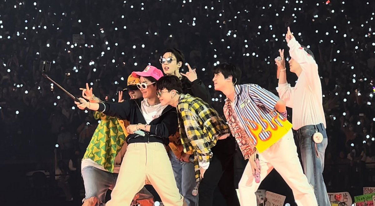 hobi_sprite5's tweet photo. I know some day I will be there, in the crowd cheering for you💜

#BTS #BTSARMY https://t.co/LW3M9ndxLC