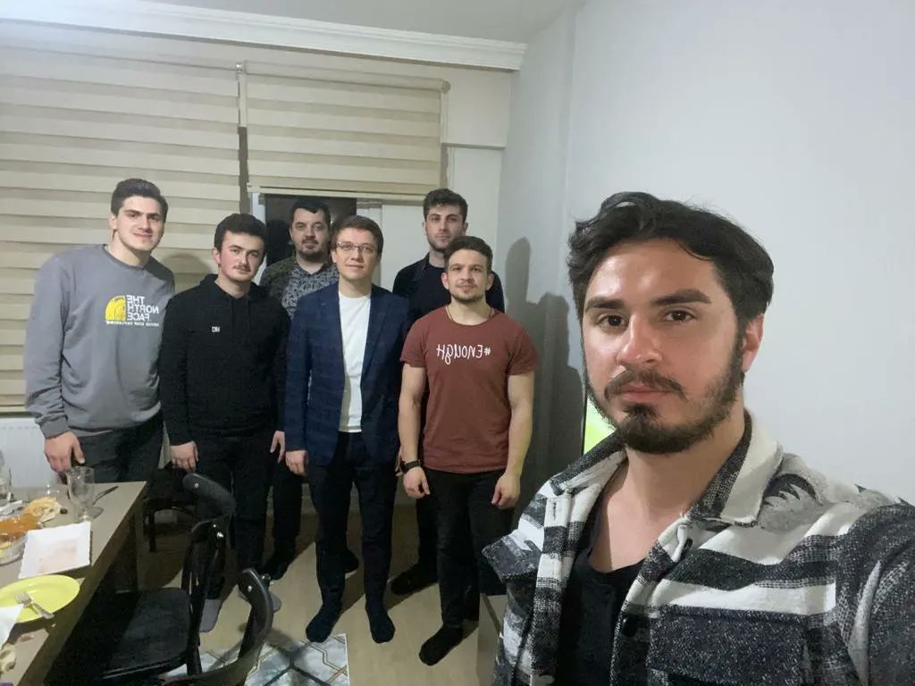 📍Öğrenci Evi
😎 İl Gençlik Kolları Başkanımız Muhammed Çalışkan ile beraber sahurumuzu öğrenci arkadaşlarımızın evinde yaptık
😇Bizlere gönüllerini ve sofralarını açan arkadaşlarımıza teşekkür ederiz