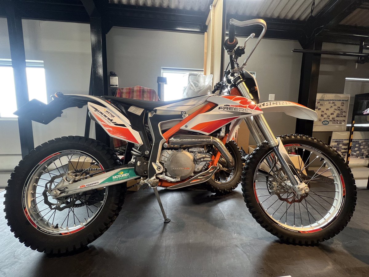 GunBike_fuji's tweet photo. 2016年モデル “FREERIDE 250 R” 中古車が入荷しました🙌
今ではなかなか手に入らない人気車!!
オールマイティーに楽しめる👏👏
#ktm #ktm富士 #gunbike #freeride250r #フリーライド250 https://t.co/fNSImLAbYR