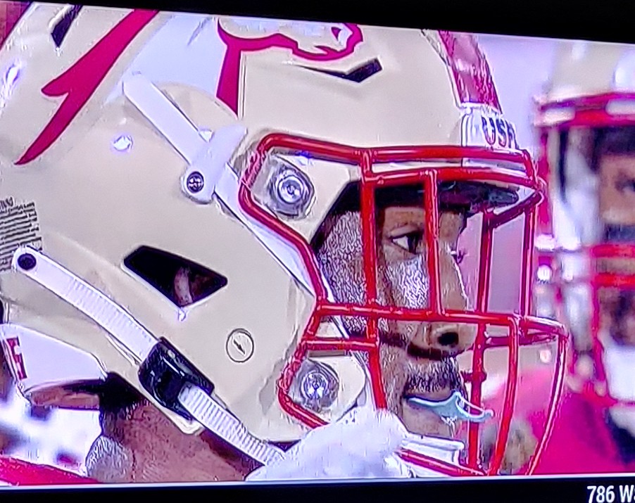 DollaDanny_'s tweet photo. .@USFL why is this guy playing with a dental pick in his mouth? https://t.co/Rj4IKHM08R