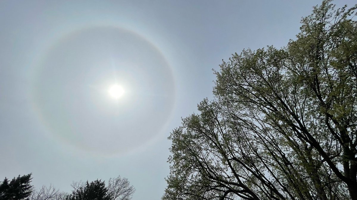 ScottDimmich's tweet photo. PHOTO OF THE NIGHT: A 22.5° halo. Taken yesterday in Blue Ash.
More on how these form here: https://t.co/AlNDvSdtJO
#sunhalo #22degreehalo #cincywx #highclouds https://t.co/0An7JJokxw