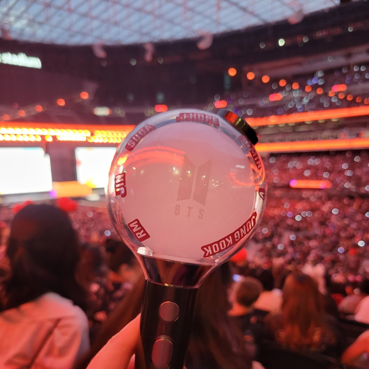 dearmyhobi_'s tweet photo. ARMY twitter pls I left my lightstick in a Port a potty at the merch booth but I already went inside the stadium 😭 it looks like this 😢 please retweet and help me find it 🙏 https://t.co/iC8r862tUD