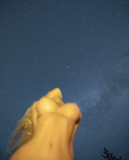 Chloe - 2 pic. Me under the stars https://t.co/KLN30gUkIV