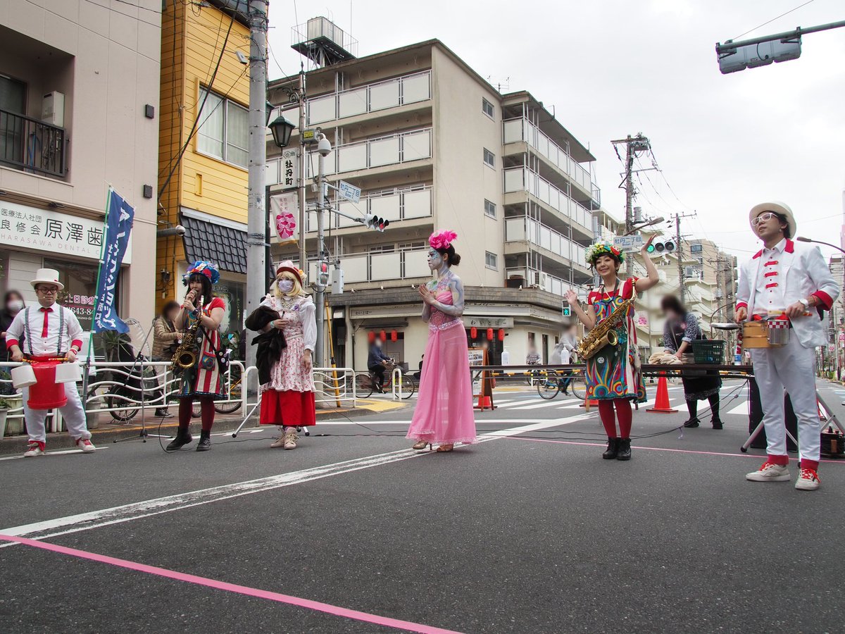kaerunokomoko's tweet photo. 220327 牡丹町笑栄会商店街・パフォーマー天国 ラストそのよん #ペインターミホウ #プリコロハウス #りずむらいす #VioletEva #牡丹町 https://t.co/hr5MFfAhpT