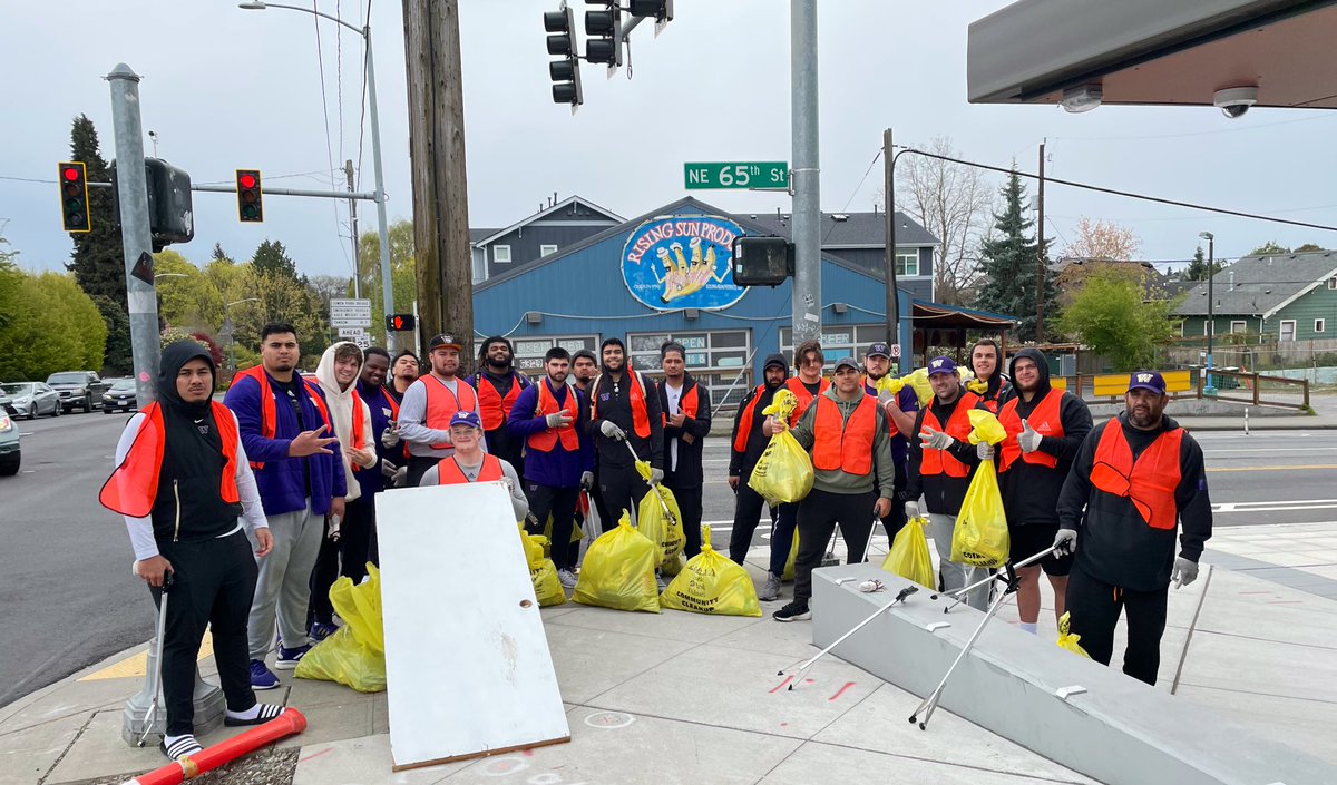 The TE’s and D-Line teamed up today and gave back to the city, cleaning up the Roosevelt neighborhood! Great work fellas!! #DawgLife #OneSeattle