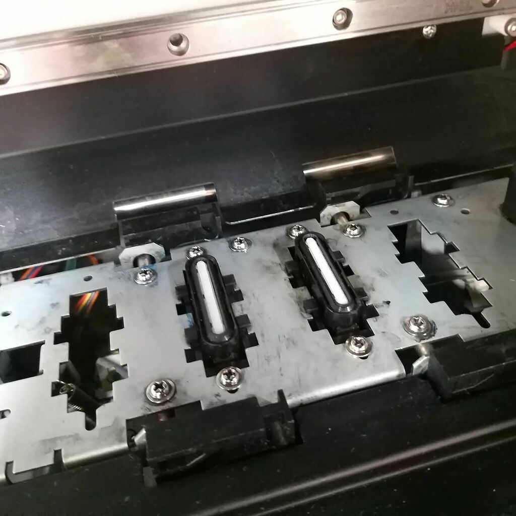 lilithdarkmoon's tweet image. This is the cleanest this cap station of this Roland SG-540 has been since it rolled off the assembly line. 
#OpsTech #DigitalPrePress