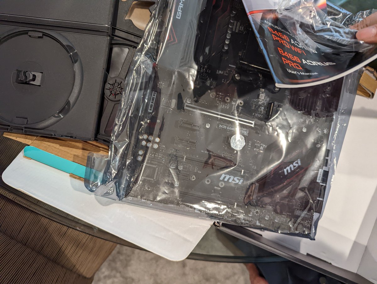 thematigus's tweet photo. Went to @microcenter got a brand new Aorus B450 mobo, or what I thought was brand new. I get home and turns out the box is glued, filled with trash and a used, broken, old MSI x470 mobo.

...why? https://t.co/JFsOl44NZd