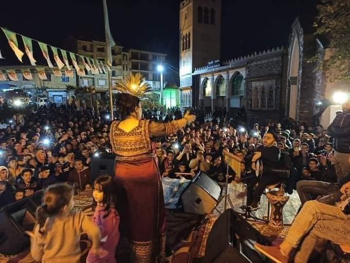 Alg1144's tweet photo. في عز شهر رمضان حفل غنائي صاخب امام المسجد ، الإمام لم يتقبل الامر  ووصفهم بالحثا  لة 
الإمام تلقى تهديدات ، غلق على نفسه في المئذنة و يناشد عقلاء المنطقة بإنقاذه.. 
اصبحنا ندافع على الاسلام في بلاد المسلمين
الله المستعان.. https://t.co/XXLijSZCBe
