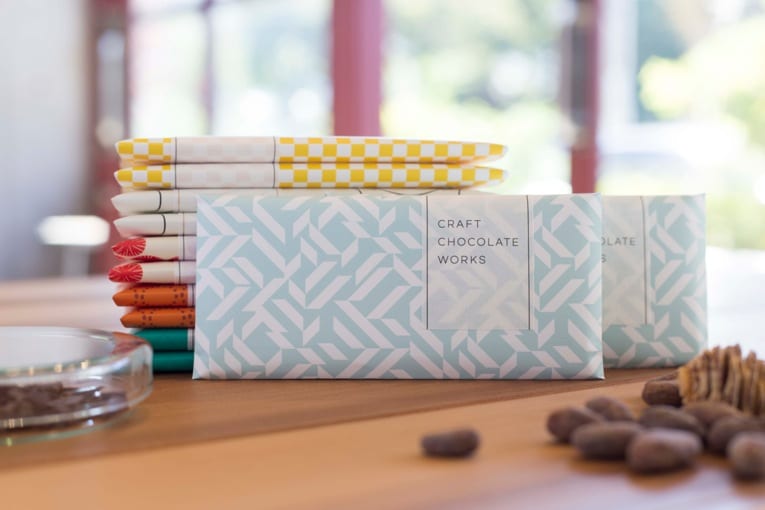 ◆ 産地別カカオを味わう、Bean to Barチョコレート店

【チョコってこんな味だったっけ？】白葡萄のような爽やさとハチミツのような甘さが広がるホンジュラス、ビターでスパイス感あふれるパプアニューギニアなど、12種のカカオからできた板チョコにびっくり｜<a href="/herenowjp/">HereNow JP</a>
▼
herenow.city/tokyo/venue/cr…