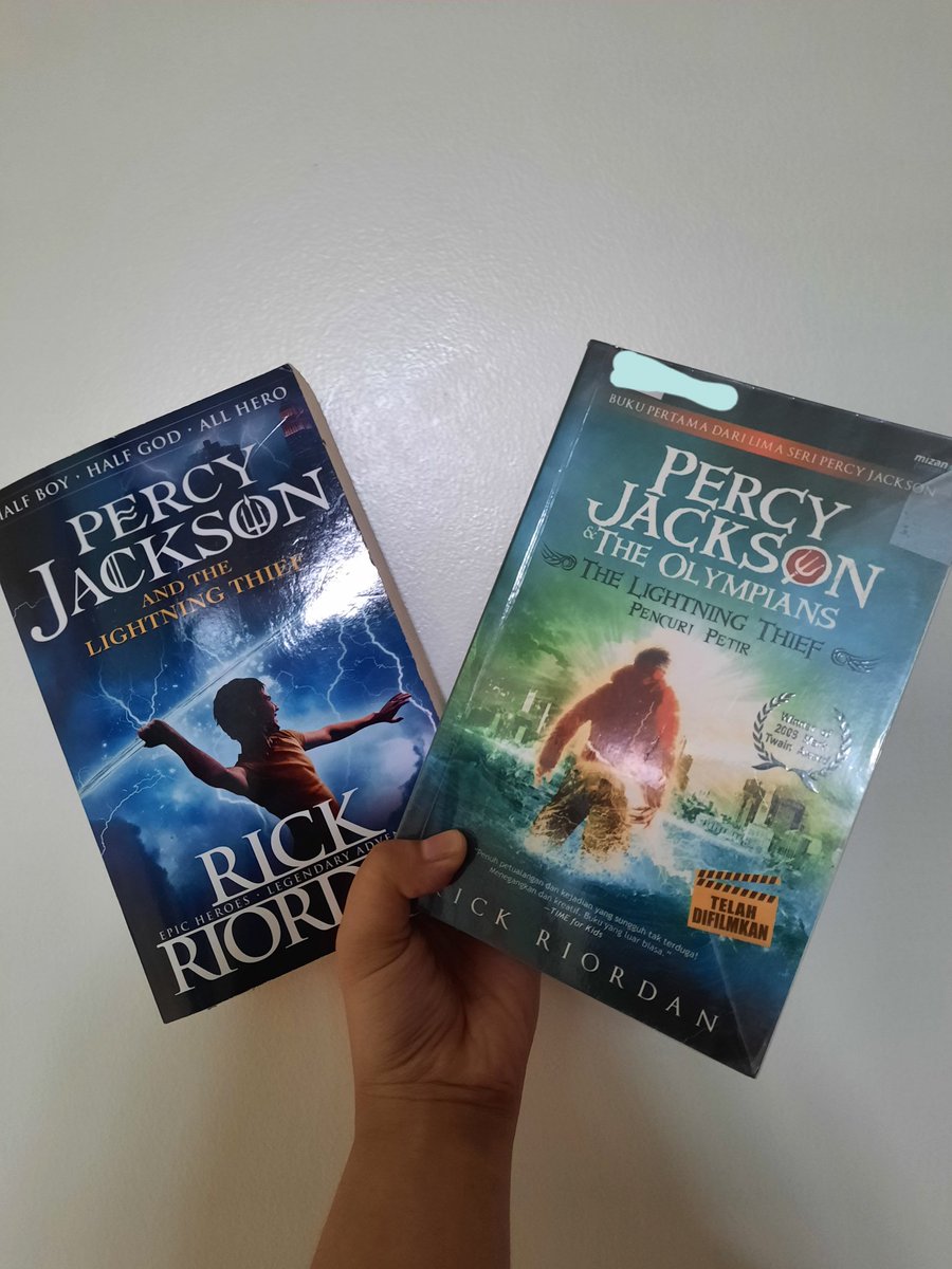 PercyJackson_ID's tweet image. Ini The Lightning Thief
Yang kanan versi Bahasa Indonesia terbitan @NouraPublishing @PenerbitMizan tahun 2010.
Yg kiri versi English UK terbitan Puffin Books tahun 2018.
#percyjackson #percyjackson_id #percyjacksonindonesia