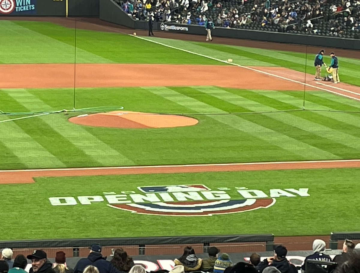gregdavignon's tweet photo. @mariners great product on the field but a swing and big whiff @TMobilePark for opening weekend re food and beverage both games??…need to do better after waiting 3.5 innings in lines #outoffood #outofbeer https://t.co/ztIBzGVQbz