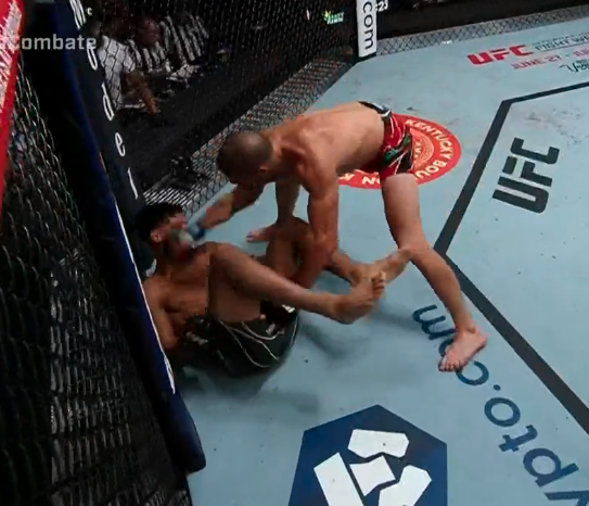 ESPETACULAR! André Fialho nocauteia Miguel Baeza. 💥🤯

Acompanhe as emoções do UFC Luque x Muhammad 2, ao vivo, na tela do Combate! Garanta seu lugar! (glo.bo/2zp8xYU) #UFCnoCombate