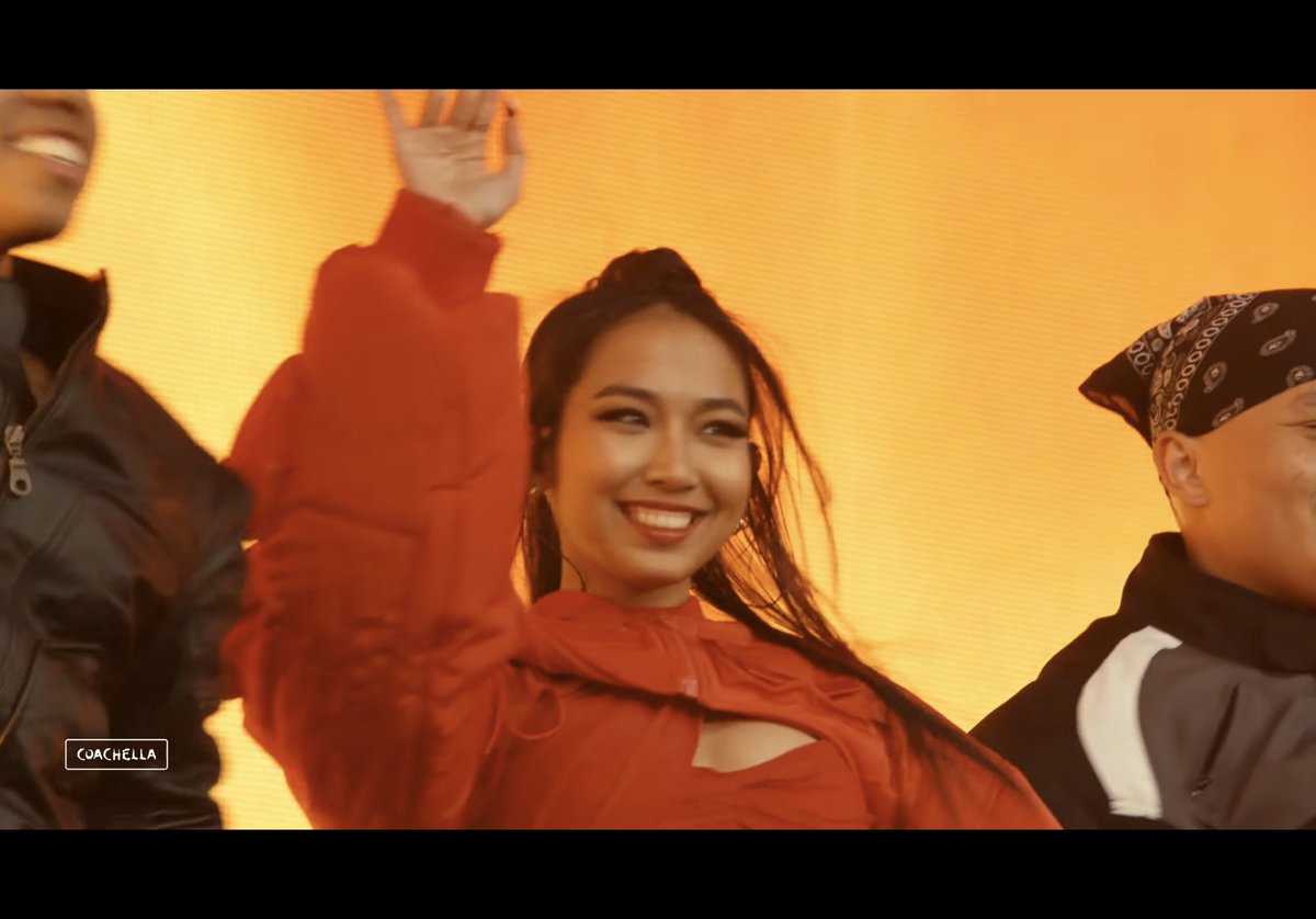 ted6104's tweet image. นี่แหละ Soft Power ของจริง โชว์พาร์ทของมิลลิ ใน Coachella ดีมาก ดีแบบที่เราร่วมภูมิใจกับเธอได้เลย เธอยังคงเป็นตัวเอง แคแรคเตอร์ขี้เล่นแต่เก่งทุกอย่างทั้งร้อง เต้น แรพ ได้โชว์หมด ในเวลาแค่ไม่กี่นาที แถมยังชวนคนมากินข้าวเหนียวมะม่วงที่เมืองไทยอีกด้วย #MILLILiveatCoachella