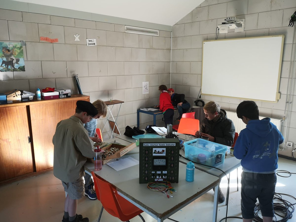 TeCoHit's tweet photo. Wij zijn begonnen met het #waslijnspel iedereen is lekker bezig met kleine spelletjes #Hit2022 #TeCoHit https://t.co/nIvGfI7O8n