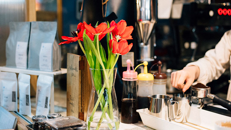 ◆ 再び台湾へ行ける日を待つあなたへ

【川島小鳥さんが基隆で撮った写真たち②】台北から車で30分。昔の台湾の雰囲気を残しながら、ここ数年でUターンの若者が増えている基隆。台北育ちのソウルシンガー9m88さんが探検しました｜<a href="/herenowjp/">HereNow JP</a> <a href="/kotorikawashima/">川島小鳥</a> <a href="/yaephone/">近藤弥生子📕新刊『オードリー・タンの母が綴る「家族と教育」』集英社文庫12/19発売</a>
▼
herenow.city/lp/kawashimako…