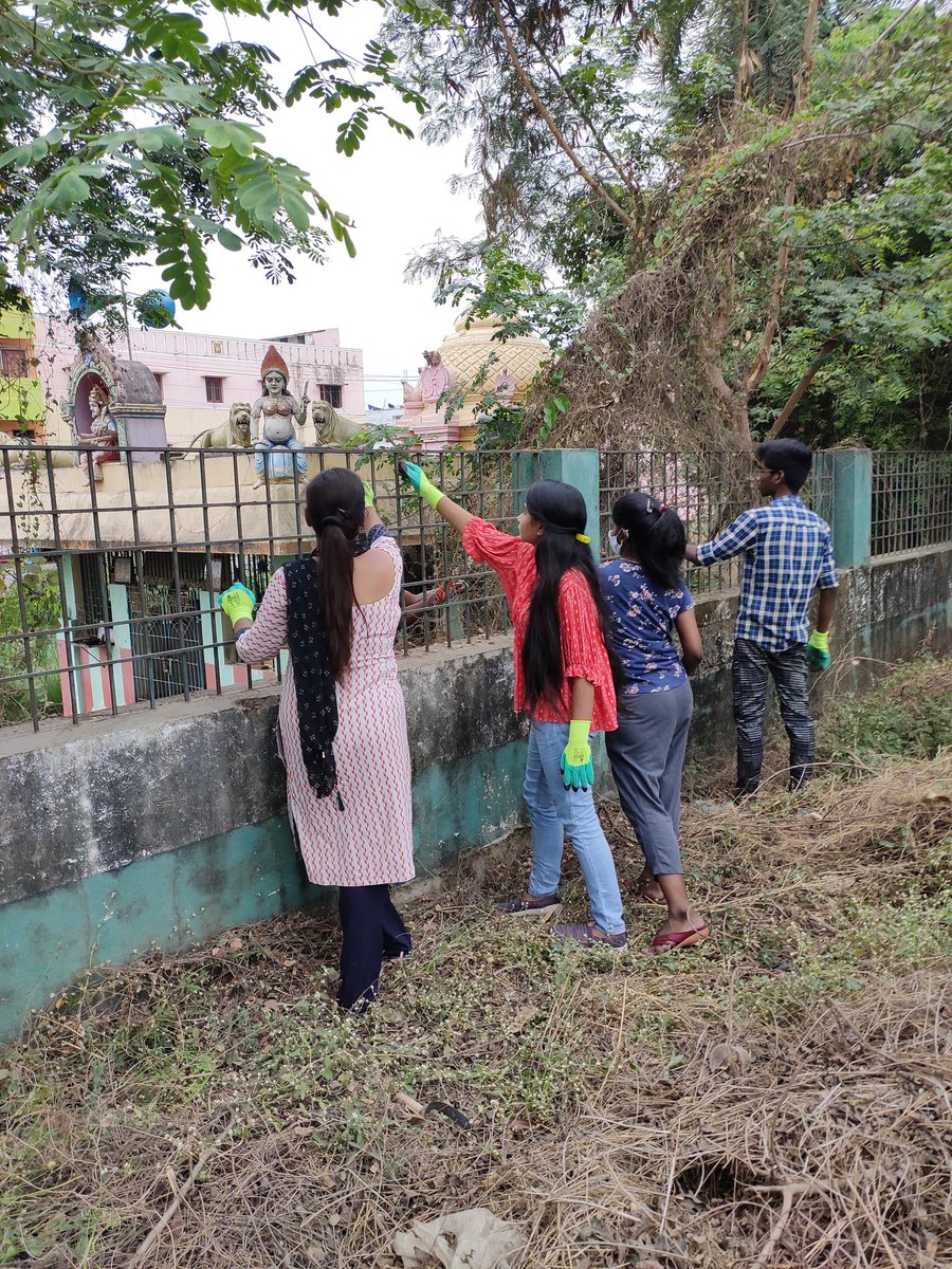 Krishabi4's tweet photo. FASS 
@KanchiCollector @SPK_TNCC @fasstrust 
🍁சந்தோஷமான செய்தி , ஒரு புதிய மாற்றத்துடன் கெங்கை அம்மன் குளம் .
🍁FASS அமைப்பின் இன்னொரு தொடக்கம் . சுமார் 22 தன்னார்வலர்கள் இக்குளத்தை முதற்படியாக சுத்தம் செய்தனர்.
🍁அவர்களுக்கு சரியான பாதுகாப்பு சாதனங்கள் தரப்பட்டன .(1/2) https://t.co/Zw3H5K7Um3