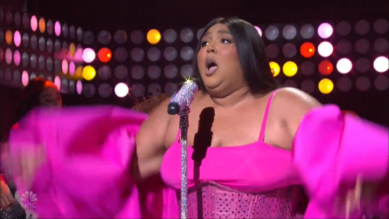 Pop Crave on Twitter ".Lizzo performs the titular track to her