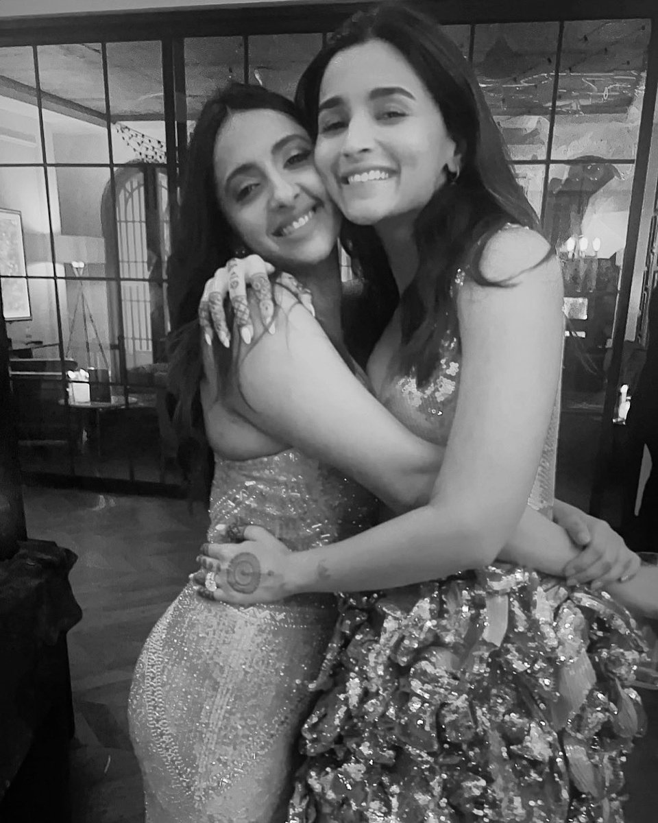 #AkanshaRanjanKapoor shares a picture with her newlywed bestie, #AliaBhatt! ❤️💓