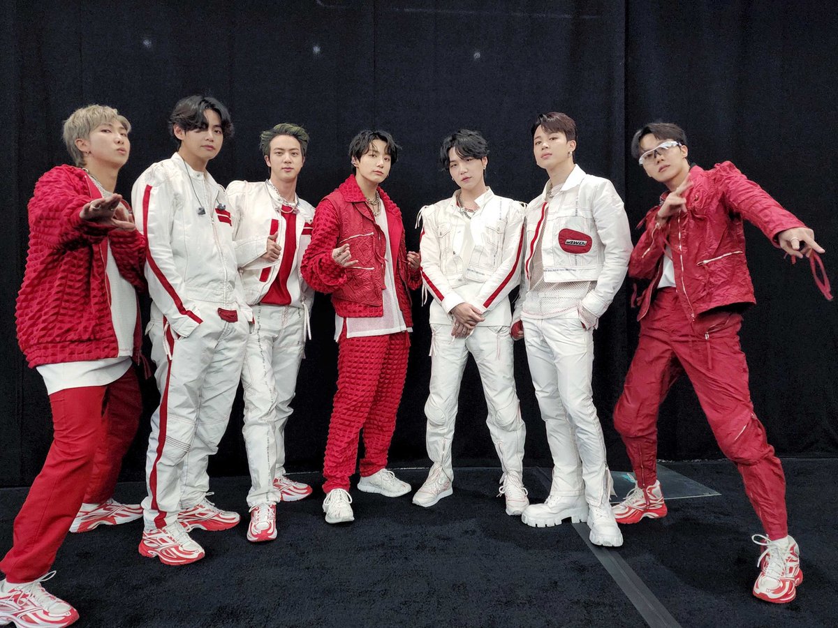 mo_mo_co0115's tweet photo. 今日の公演も最高だった👏🏻🔎💜
グテの2ショットたくさん見れて私得🐰💜🐻
6.10アルバムのことだったんだね👏🏻🙌🏻
楽しみ〜〜〜
#BTSARMY #BTS #ARMY #WeAreBulletproof #PTD_ON_STAGE_LV_DAY4 https://t.co/RY0BY1B9Wc