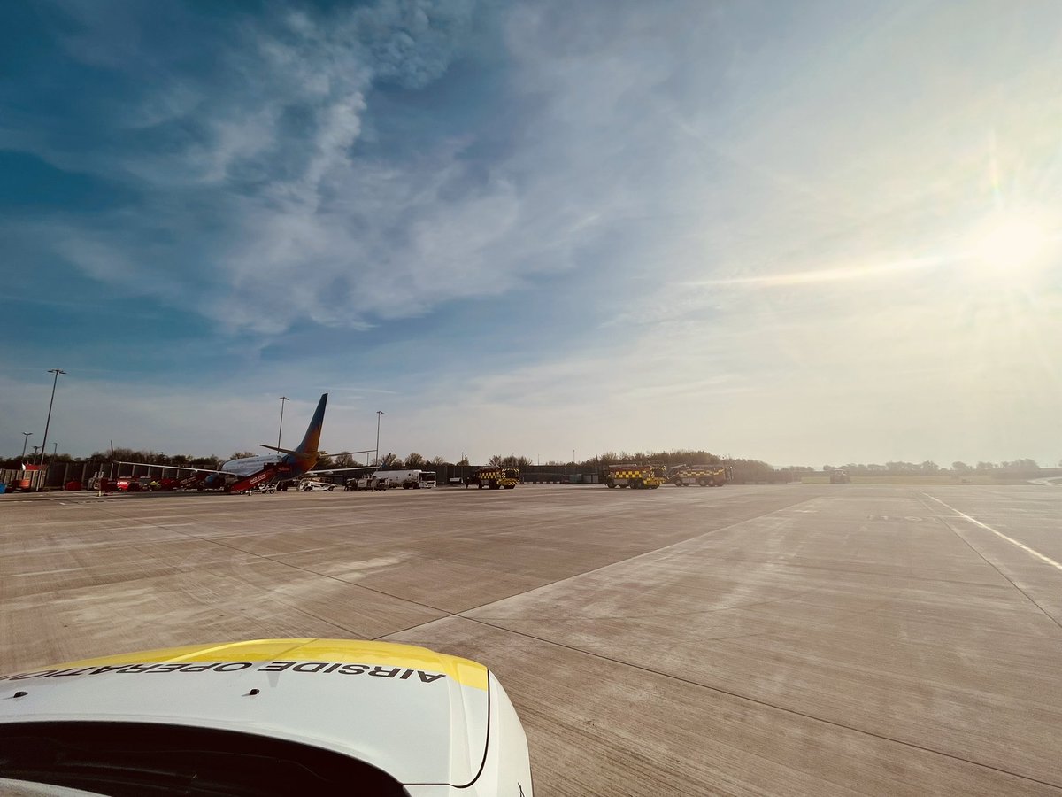 YorkieDavis's tweet photo. Monitoring a a departing Jet2 @jet2tweets whilst out Airport Fire Service conduct practice drills on the adjacent stand 🚒 @BristolAirport #AirsideOperations #Safety https://t.co/Xa3PF7DnHL