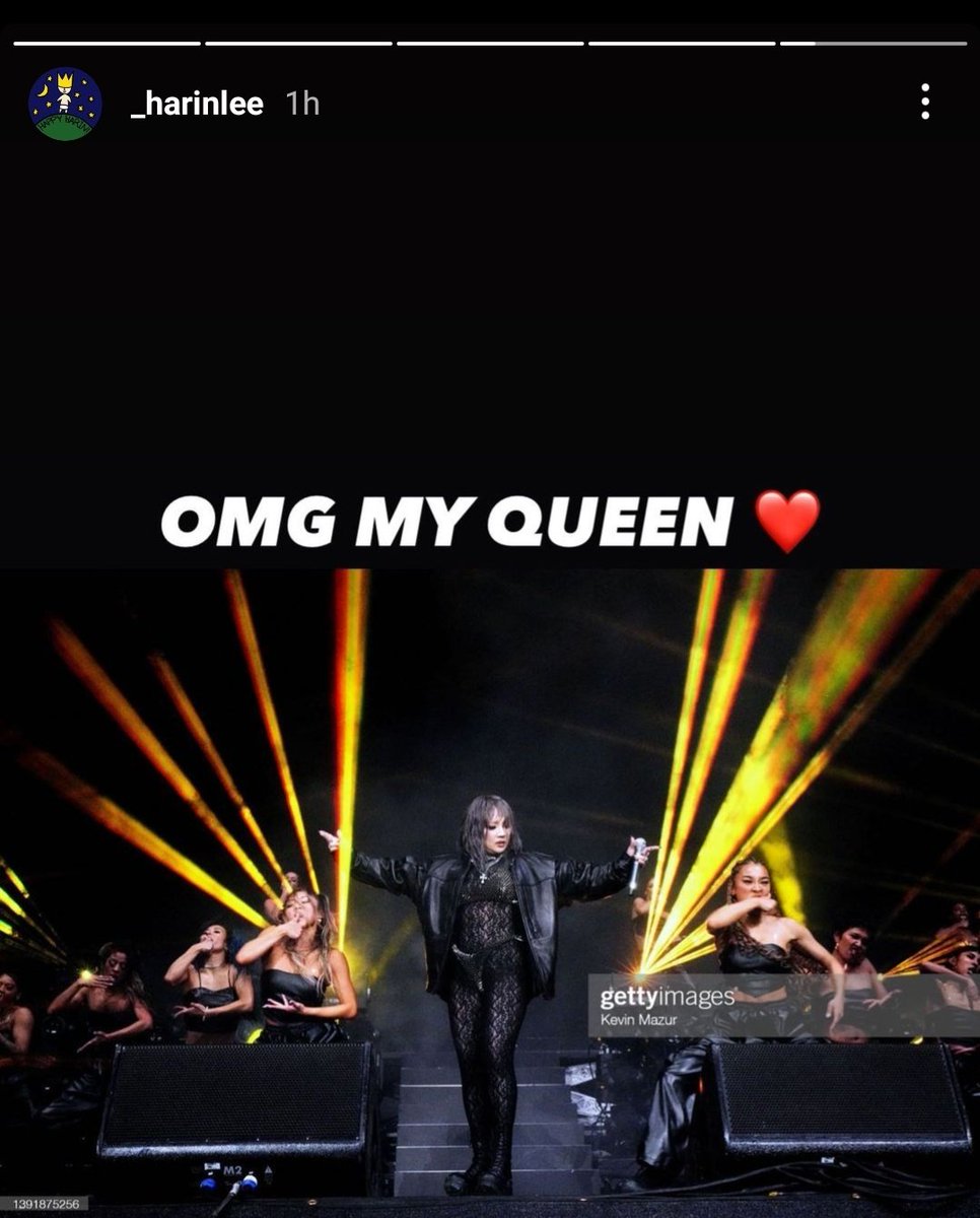 RelleKwon's tweet photo. Lee Harin supportive to Queen Chaelin 💛 https://t.co/widRrVsdTZ