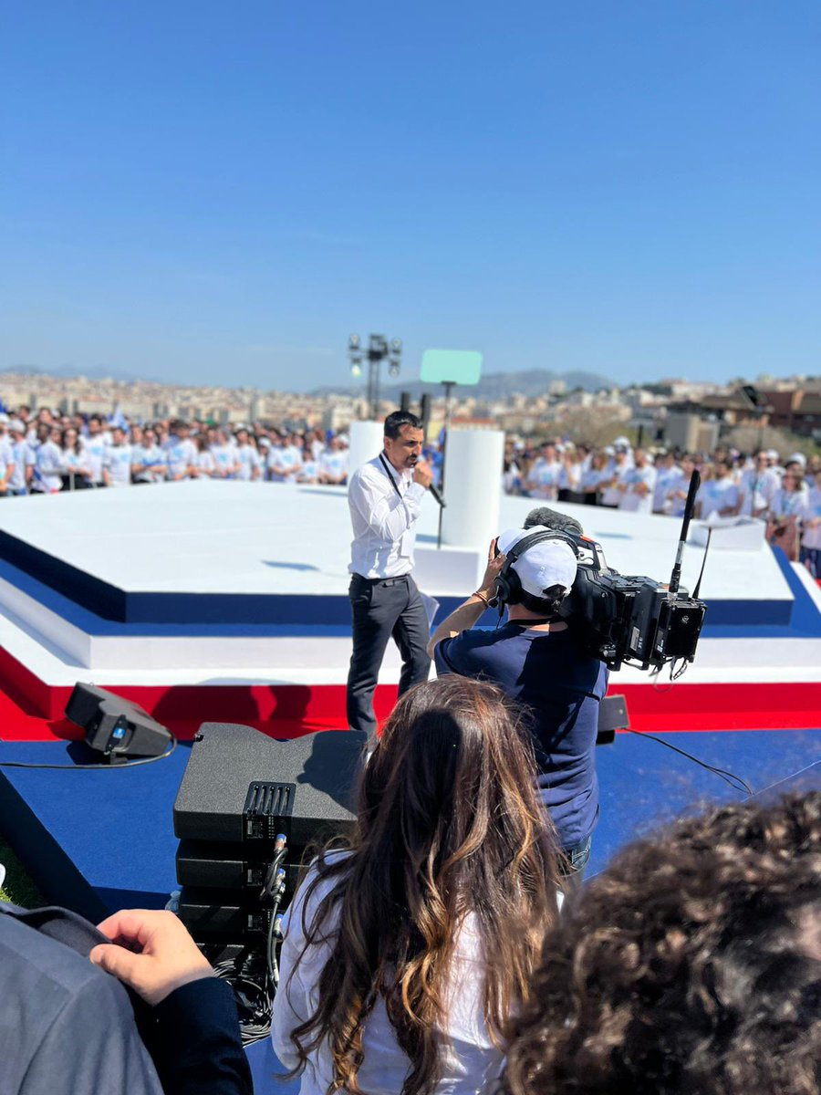 Hier, j'ai pris la parole dans un rôle qui n’est pas le mien habituellement. Je ne peux accepter que notre vision d’optimisme, d’ouverture, et d'égalité des chances soit balayée par une idéologie qui s’appuie sur les peurs,le rejet de l’autre,le repli sur soi #JeVoteMacron2ndtour