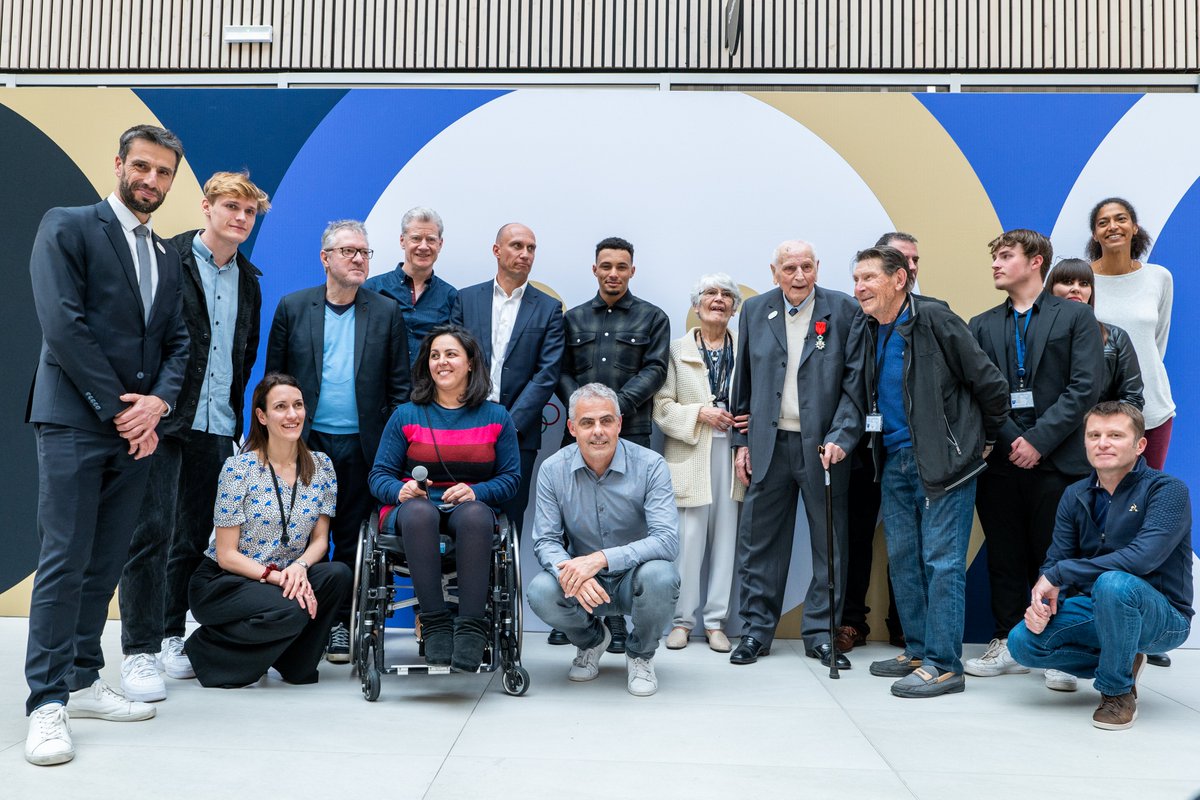 Paris2024's tweet photo. Retour sur un moment en famille "olympique" 🥇
Charles Coste... DANS LA LÉGENDE

#Paris2024 https://t.co/F39m1udfuo