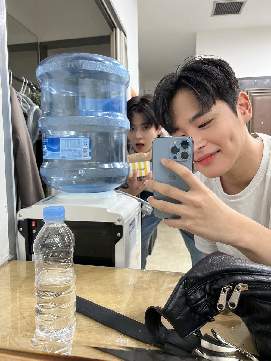 NewWorld_VICTON's tweet photo. [#병찬] 오늘 주말도 행복하게 보내요💛 https://t.co/UkolRP0Ory