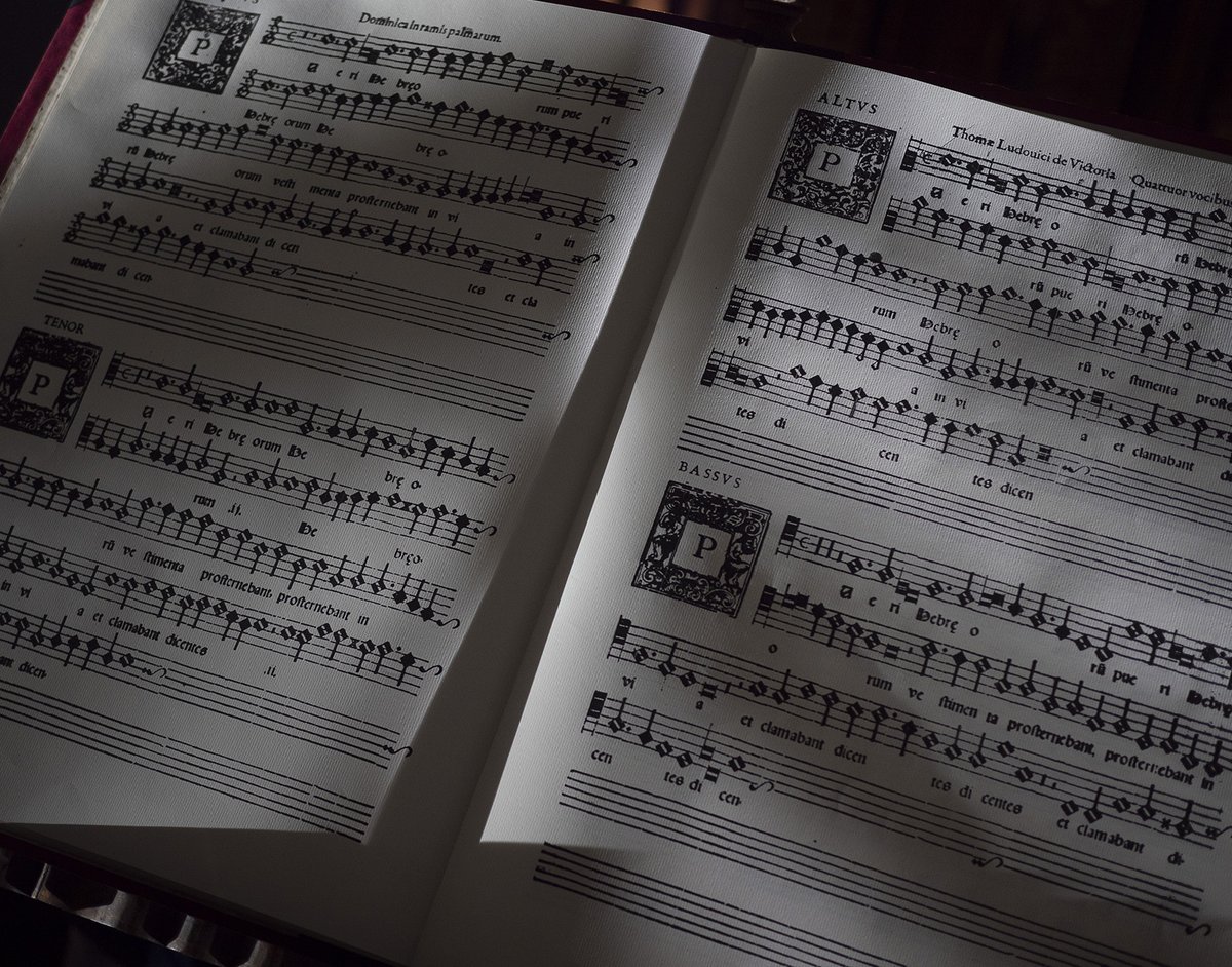 CuencaSmr's tweet photo. OFICIO DE TINIEBLAS

Anoche nos quedamos alucinados con ‘Oficio de Tinieblas’, una experiencia que transforma la liturgia en una obra de arte integral (música, creación visual, poética digital) e ideada por LaLAB.

📸: Santiago Torralba https://t.co/qP2mrYvHd6
