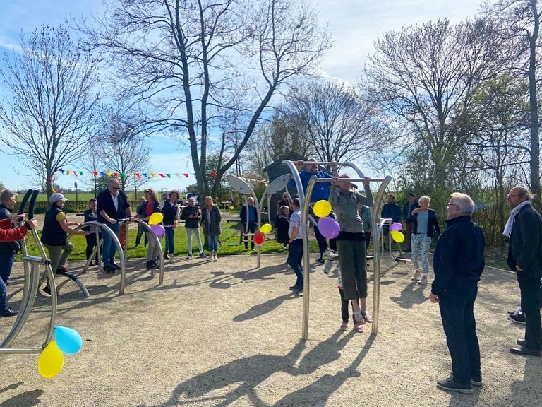 Sports2playBV's tweet photo. De opening van het beweegpark in #Saaksum was een groot feest. 🎉 De zon scheen, het park ligt er mooi bij en #Moondance gaf een leuk optreden. 👏 #New #Beweegpark #Feest #Bewegen #Outdoor https://t.co/meZT8tVMxb