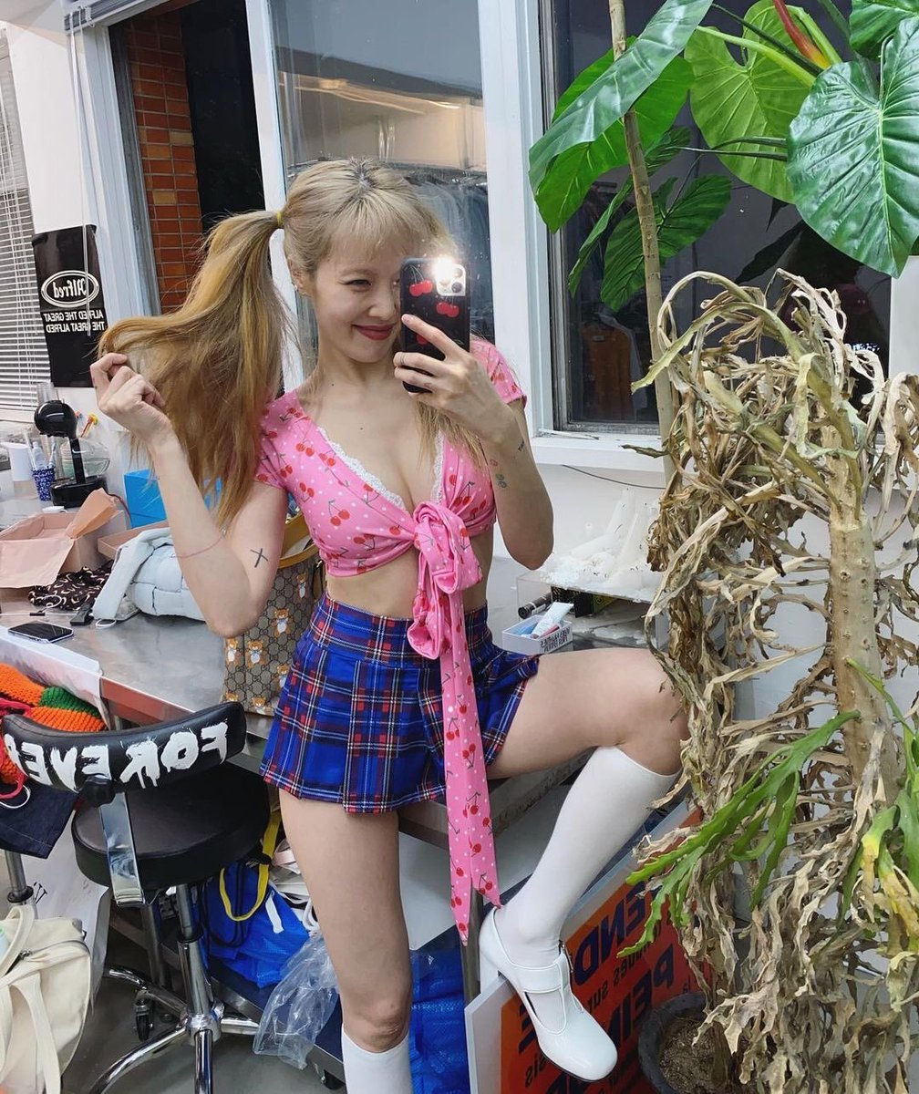 takiscore's tweet photo. El look de hoy por el #𝚟i𝚟i·𝑑om🍓 es de 𝑔ranjerita 𝑐olegial amante de las 𝒇resas (que finjamos eso son) mientras hago la #𝑆u𝕊i自尊𝕡ose del momento, porque si pensaban que me iba a perder el gran día de mi pokeña y sus #𝑘ir𝑏y𝚛ules you were so d*mn wrong! Te amo. 🥺♡🌷 https://t.co/WpBioS2wDn