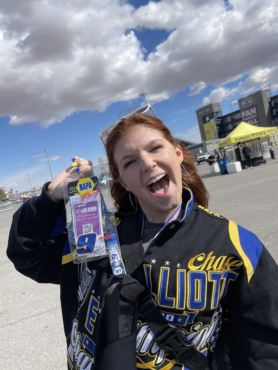 montanaangel1's tweet photo. I cannot wait to go back to NASCAR 💛💙 #di9 #engineengine #9 https://t.co/VCRXMYgqx0