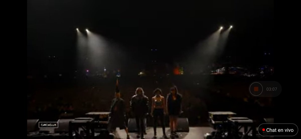 ChoiElpa's tweet photo. No puedo dejar de llorar, tanto espere este momento, si ellas pudieron en un futuro Big Bang lo hará también 😭💛💜🍒 💜 #CLchella #2NE1 https://t.co/QDUPDZLvkk