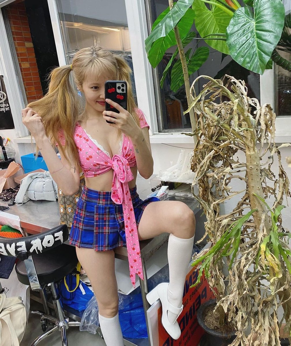 takiscore's tweet photo. El look de hoy por el #𝚟i𝚟i·𝑑om🍓 es de 𝑔ranjerita 𝑐olegial amante de las 𝒇resas (que finjamos eso son) mientras hago la #𝑆u𝕊i自尊𝕡ose del momento, porque si pensaban que me iba a perder el gran día de mi pokeña y sus #𝑘ir𝑏y𝚛ules you were so d*mn wrong! Te amo. 🥺♡🌷 https://t.co/WpBioS2wDn