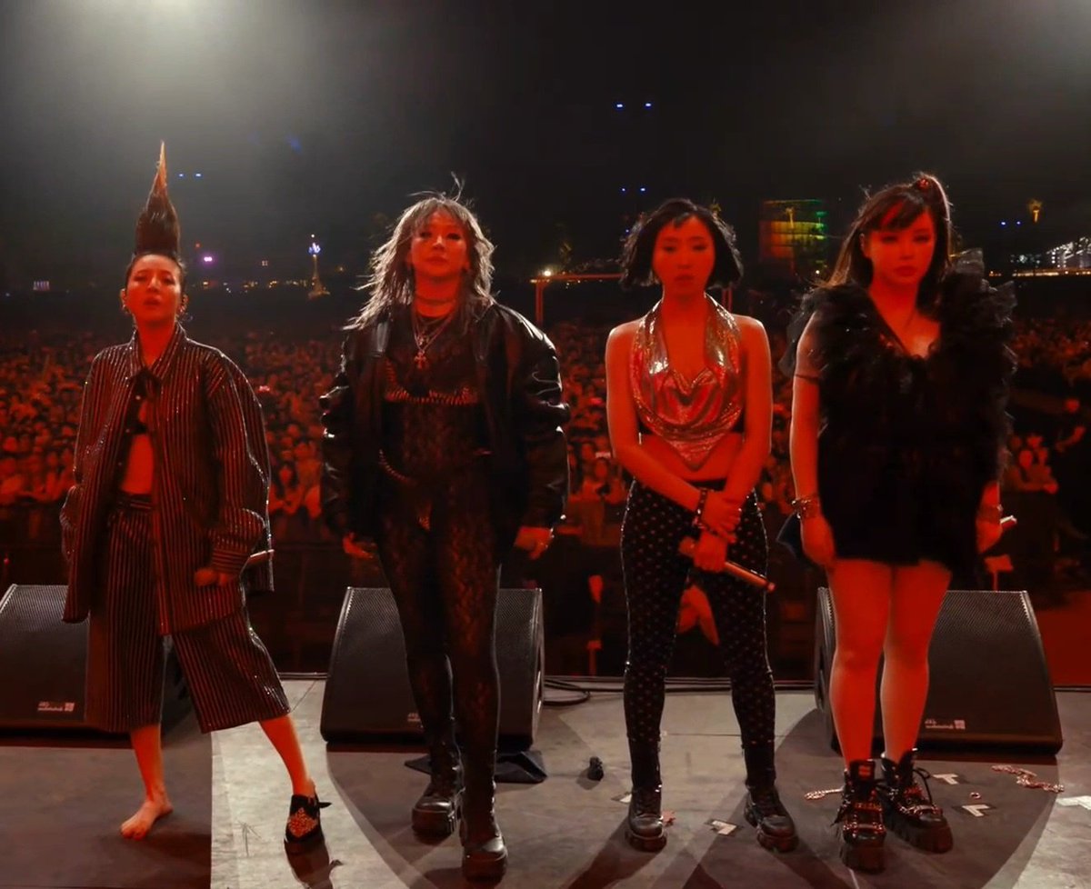 parksxndxrx's tweet photo. VIPS &amp; BLACKJACKS.... I JUST WANT TO ASK... ARE WE STILL OKAY?!!! 🥹 #BIGBANG_StilLife #Coachella2022 https://t.co/9BtJaxUUag
