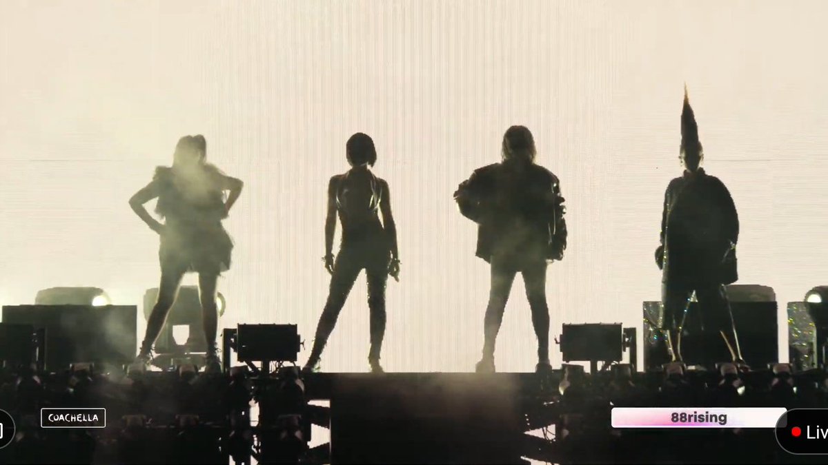 Tordo_Iluminado's tweet photo. Grupo feminino de kpop conhecido como "Rainhas da Coreia", "2NE1" ou "Donas da porra toda" para os mais íntimos, se apresenta no Coachella e leva fãs do mundo inteiro a loucura depois de transformar o festival em seu proprio show...

Entenda o caso.

#2NEI #CLchella #Coachella https://t.co/Tq61UwmIRv