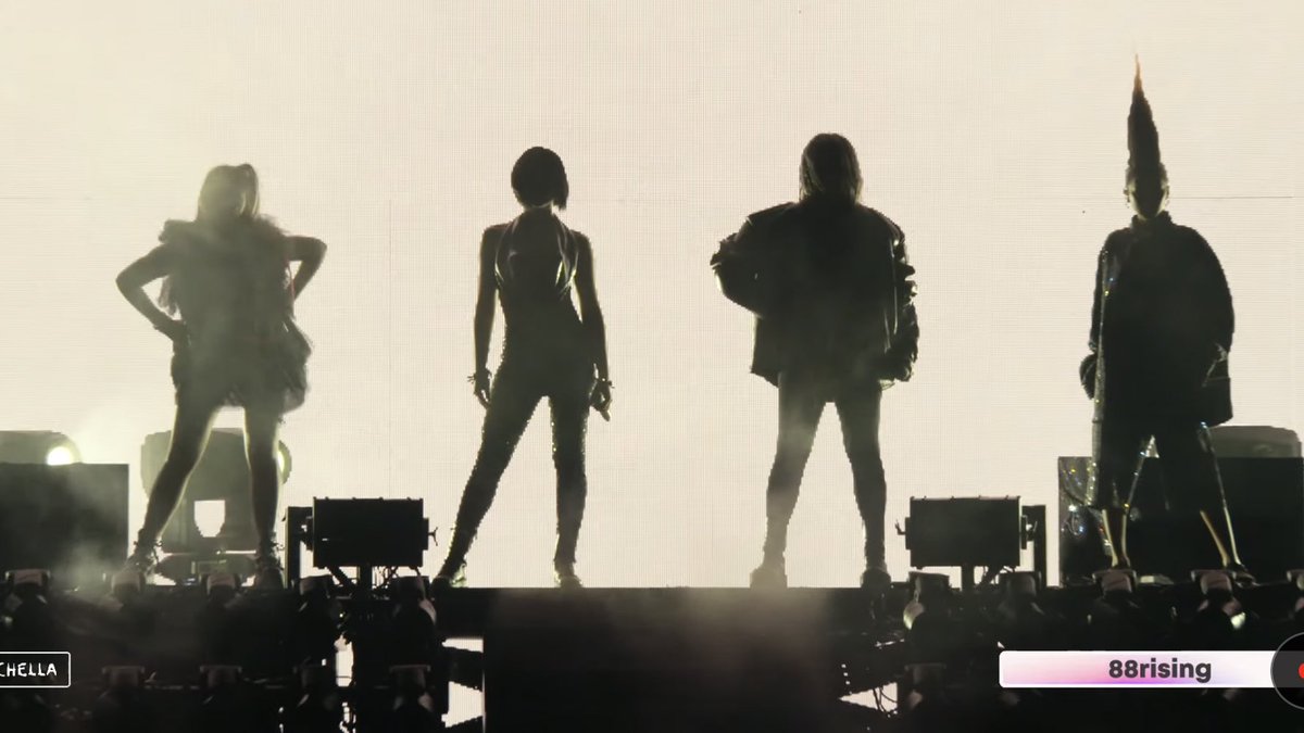 memealuvzCLx's tweet photo. ⠀⠀  2NE1      reunion stage          2NE1       
       2015                                         2022 https://t.co/CECrLWAuJd