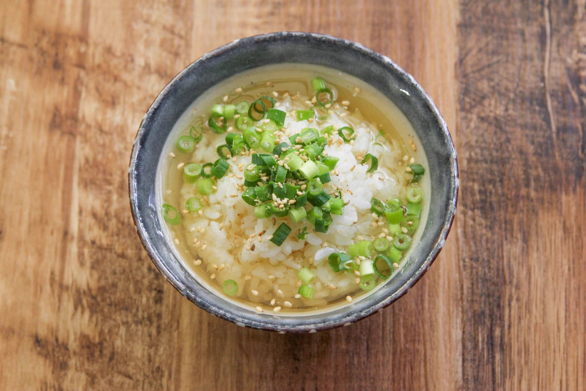 ５分あればできちゃう！「鶏ガラ×麺つゆ」のWスープで食べる【鶏だし茶漬け】