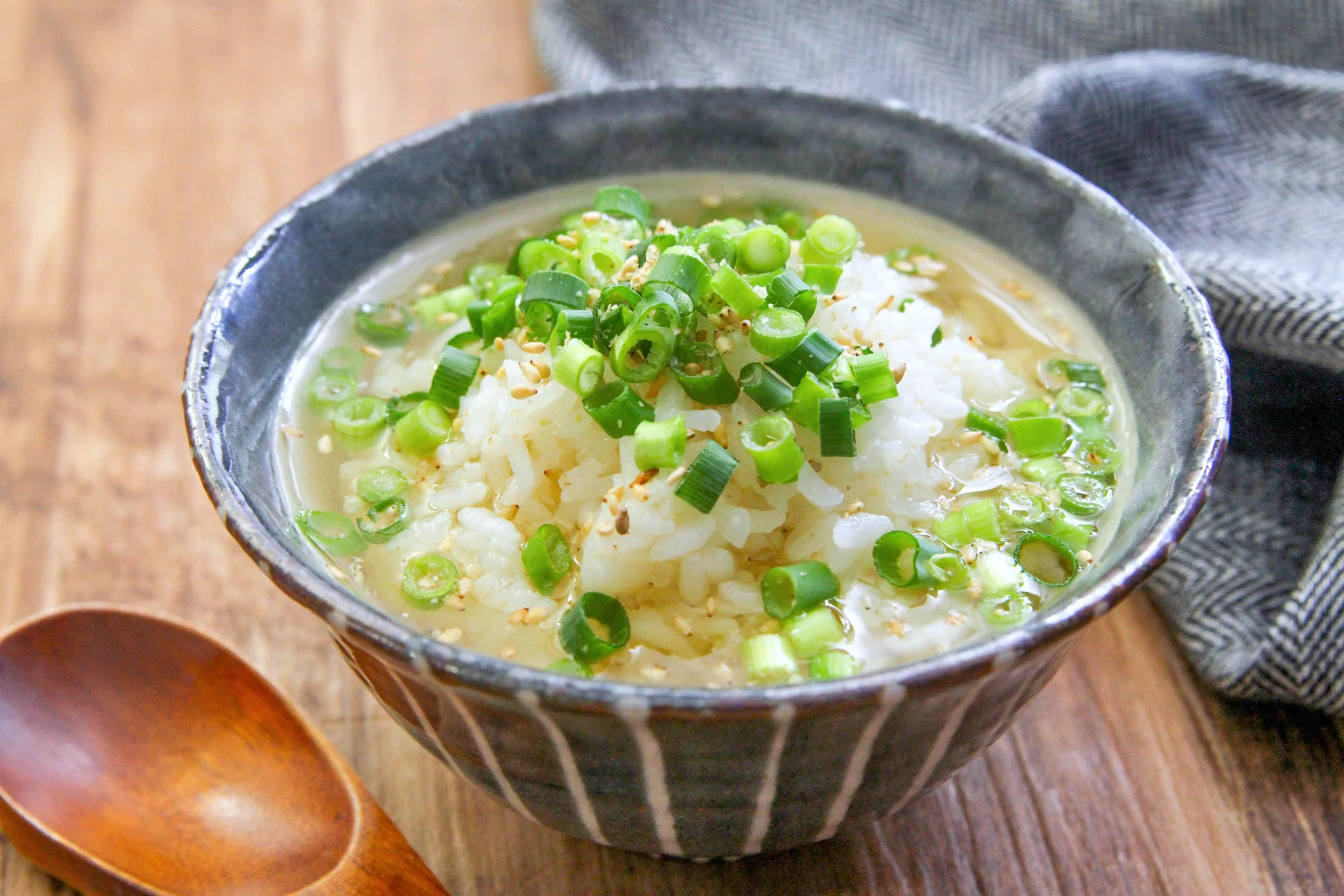 ５分あればできちゃう！「鶏ガラ×麺つゆ」のWスープで食べる【鶏だし茶漬け】