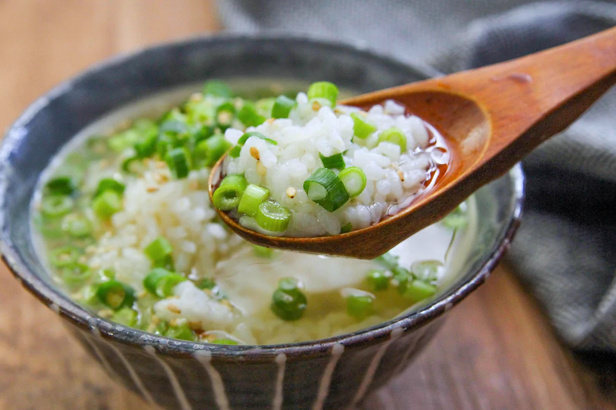 ５分あればできちゃう！「鶏ガラ×麺つゆ」のWスープで食べる【鶏だし茶漬け】