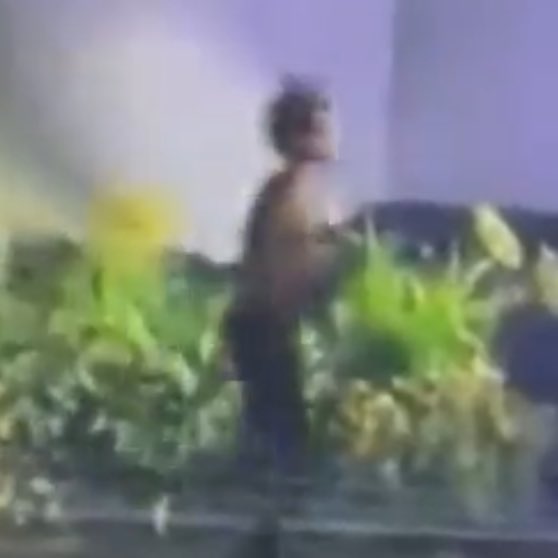 swimsjk's tweet photo. JUNGKOOK TOOK OFF HIS WHOLE SHIRT ON STAGE WTHDKFLDLD https://t.co/h9YUl4w7e9