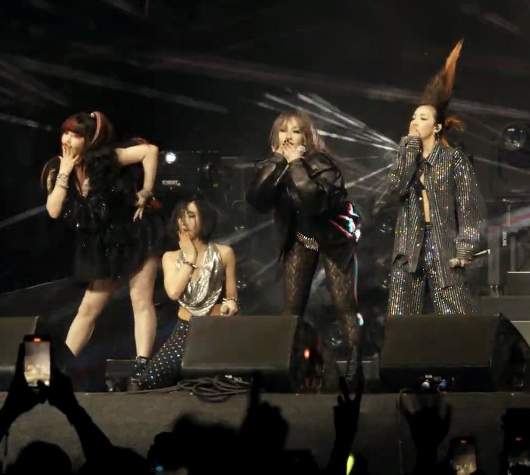 kristenmilanz's tweet photo. 7 Years ago, 2NE1 performed as a special guest when CL was invited to perform at MAMA 2015…Fast forward to Coachella 2022, CL was announced to perform under 88rising and now surprised us with 2ne1!!!! the world is really healing 🤩🤩🤩🤩 https://t.co/zSYhlFf3rH