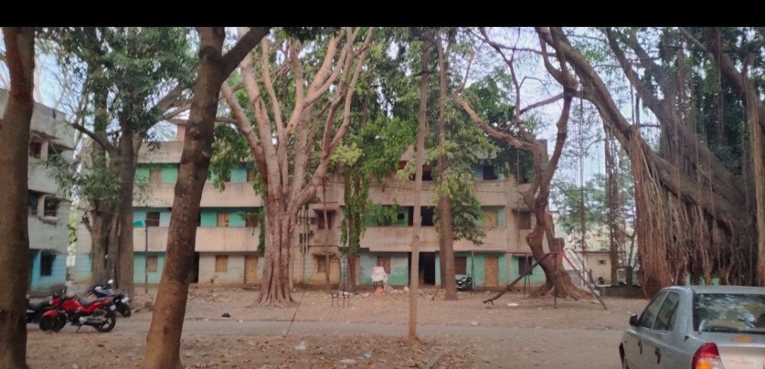 mrinaliniug's tweet photo. @PMOIndia community workers such as police have a great responsibilities and work hard day and https://t.co/SLGUKIuiy1''nt they deserve a decent life.THe quaters given to them ,in Ulsoor is in dilapidated state.d'nt their family deserve a better living conditions ? https://t.co/jC6Ge8AKT9