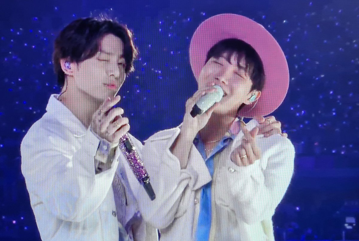 ArmyFrom_DK's tweet photo. 😘🫰💜💜
@BTS_twt #BTS #PTD_ON_STAGE_LV #PTD_ON_STAGE_LV_DAY4 #PTDLIVEVIEWING https://t.co/ZS6BrWrdoU