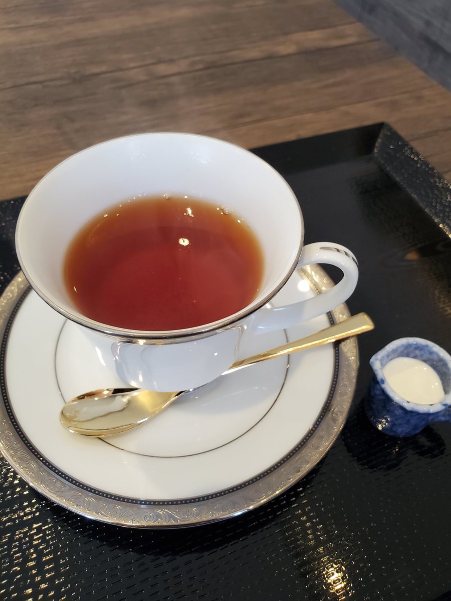 YajyZyvhgQ1wkXU's tweet photo. T′s green@静岡市
生いちごミルク🍓🍧
和紅茶☕
久しぶりのこちら🚙💨
一足早くかき氷🍧を頂くでやんす😁
生いちご🍓のソースがあるうちに😊
いつもながらかき氷の時
食べ初めは崩壊への緊張感⤴️で
ドキドキ💓する小生でやんす🤣
バニラアイスも入ってる😍
ゴチです😉👍✨
#Tsgreen
#生いちご
#かき氷 https://t.co/LcXmFMtsUr