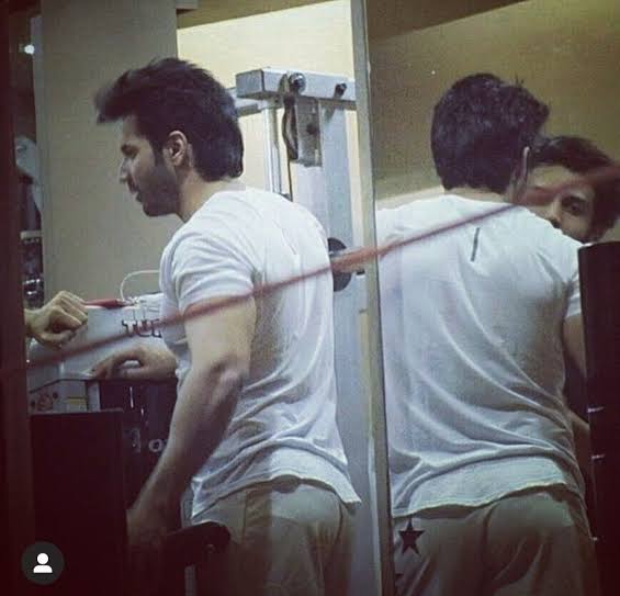 vikramadityaa99's tweet photo. Varun dawan butt 😋 https://t.co/wmKW6sRipk