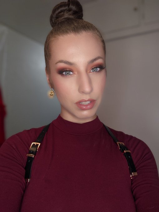 Solo date night look for the underground burlesque show tonight 💃🏻❤️&zwj;🔥 https://t.co/iEIpOmCBTK<a href="/tag/mvsales"class="tags"><span>#mvsales</span></a>