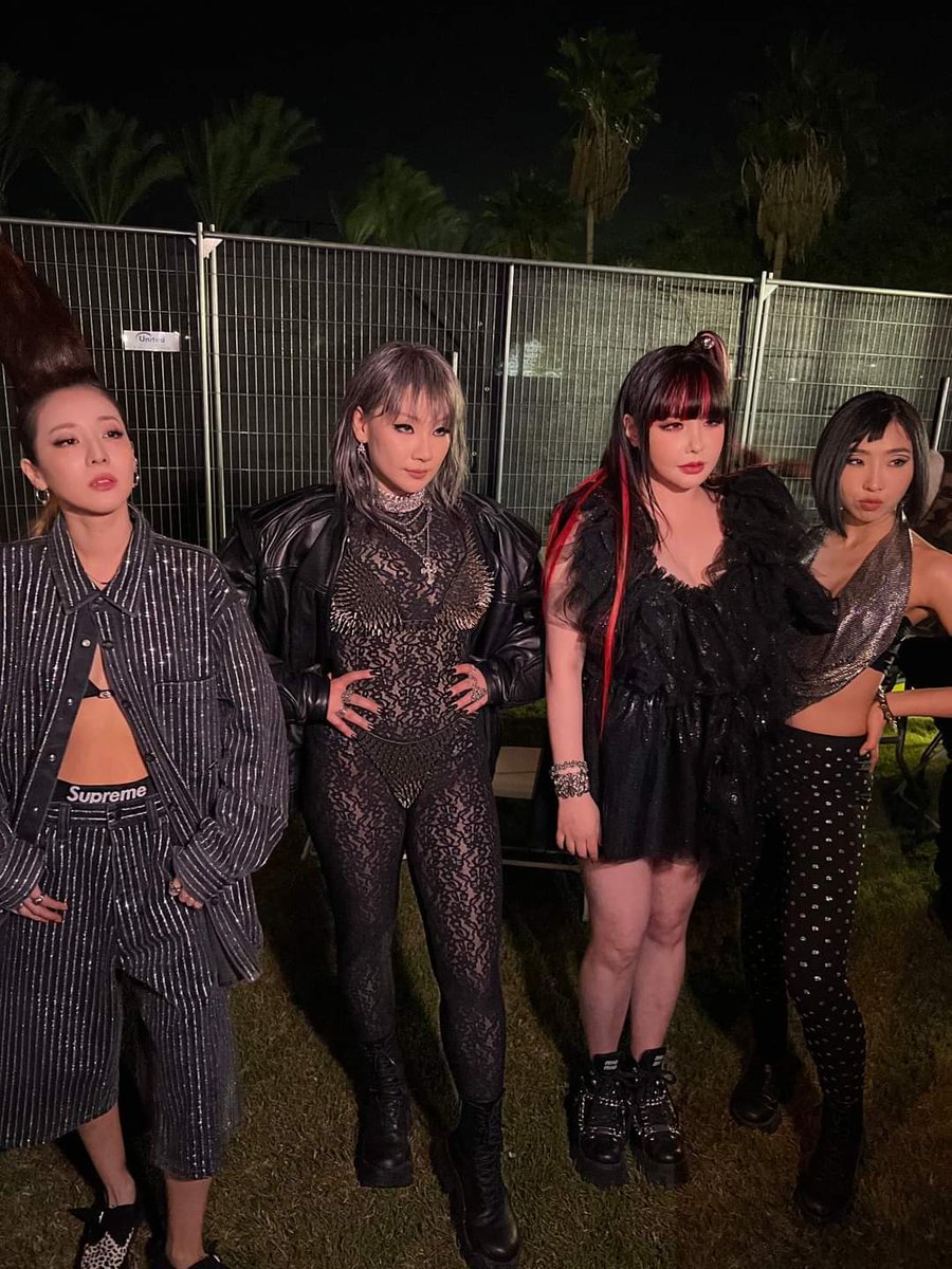 LegendYGfam27's tweet photo. YG created LEGENDS. They are the standard.The KPOP GIRL GROUPS who set COACHELLA on fire🔥

2NE1🔥                      BLACKPINK🔥 https://t.co/R3RPUB5K5q