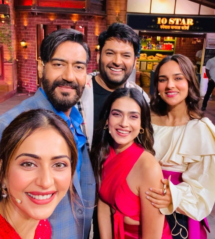 Team #Runway34 on #Thekapilsharmashow

 #ajaydevgan #rakulpreetsingh  #akankshasingh #angiradhar #kapilsharma